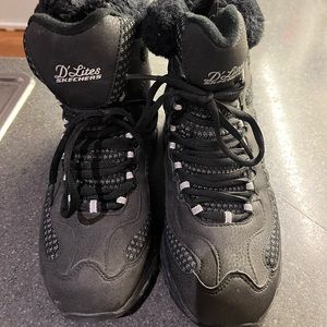 Skechers women’s D’lite bomb cyclone short lace up boots with fur collar.